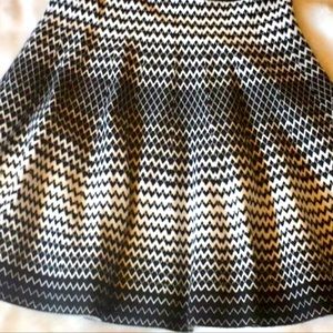 Chelsea & Theodore Stylish Knit Skirt. - size Medium in Black and White